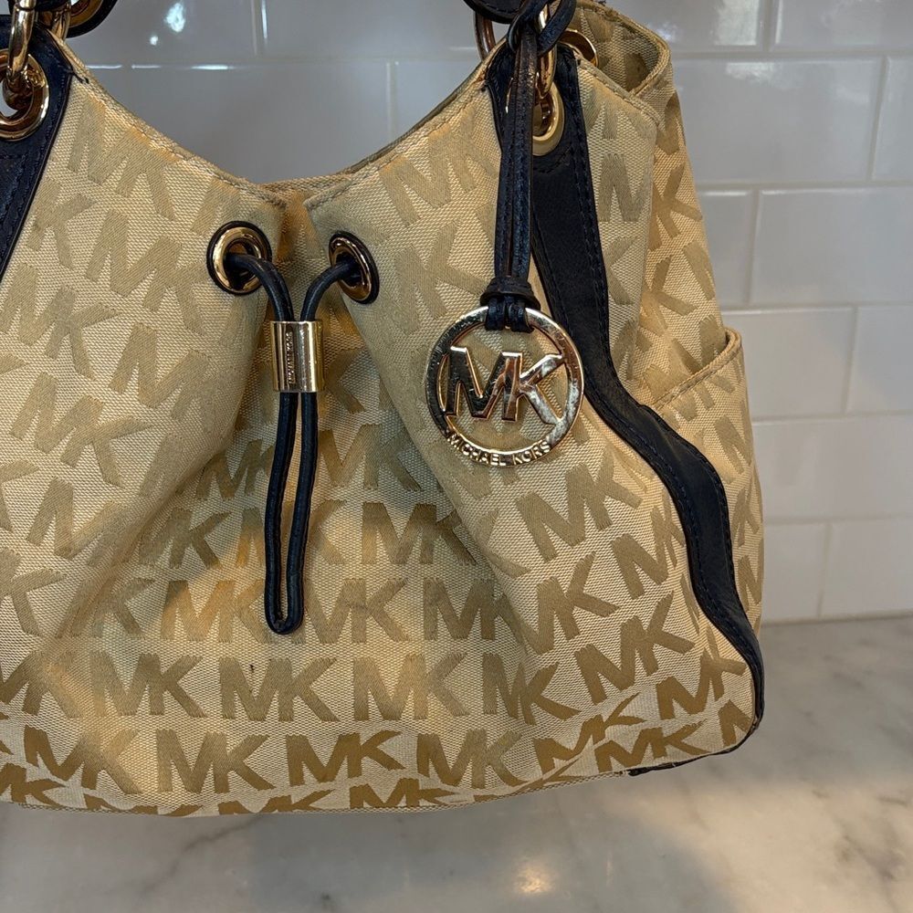 Michael Kors Bag Purse Handbag Ludlow Canvas Signature Drawstring Shoulder Bag - Picture 4 of 17